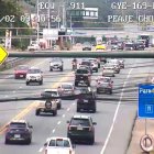 Vista de automotores cruzando el peaje.