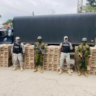 Control. La autoridad detiene una supuesta carga de cerveza que intentaba ingresar a Ecuador como contrabando.