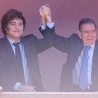 ACOMPAÑA CRÓNICA: ARGENTINA VENEZUELA CRISIS AME8512. BUENOS AIRES (ARGENTINA), 04/01/2025.- El presidente de Argentina Javier Milei (i) saluda junto al líder opositor venezolano Edmundo González Urrutia este sábado, desde un balcón de la Casa Rosada en Buenos Aires (Argentina). Miles de venezolanos se congregaron para manifestar su apoyo a Edmundo González Urrutia en el inicio en Argentina de una gira internacional para buscar respaldo a su intención de asumir la Presidencia de su país el próximo 10 de enero. EFE/ Juan Ignacio Roncoroni