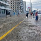 Miles de turistas desafiaron el fuerte oleaje mientras rescatistas intensificaron labores para evitar tragedias en el feriado de fin de año.