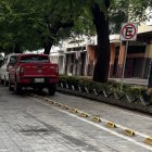 En algunas calles del centro de la ciudad, la ciclovía se convierte en parqueo de carros