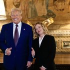 Palm Beach (United States), 04/01/2025.- A handout picture made available by the Chigi Palace (Palazzo Chigi) Press Office shows Italian Prime Minister Giorgia Meloni (R) meeting with US President-elect Donald Trump at his residence in Mar-a-Lago resort, Palm Beach, Florida, USA, 04 January 2025 (issued 05 January 2025). (Italia) EFE/EPA/FILIPPO ATTILI/CHIGI PALACE PRESS OFFICE HANDOUT HANDOUT EDITORIAL USE ONLY/NO SALES