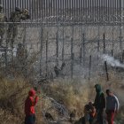 Ciudad Juárez.- Un integrante de la Guardia Nacional de Texas dispara bolas de pimienta para dispersar a un grupo de migrantes este miércoles, en ciudad Juárez, Chihuahua (México). El incidente ocurrió en el marco del Día Internacional del Migrante, cuando un grupo de más de 150 migrantes, en su mayoría provenientes de Centroamérica y Sudamérica, fueron engañados en redes sociales al hacerles pensar que los dejarían pasar por el muro fronterizo, en el norte de México. EFE/ Luis Torres.