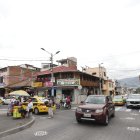 Tránsito. En la parroquia de Tumbaco las calles son estrechas lo que complica aún más la circulación de los vehículos.