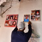 Aún cuelga la fotografía de su hermano, con el amargo recuerdo.