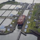 Comercio. Un buque pasa por el Canal de Panamá.