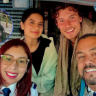 Helena Gualinga y Shawn Mendes, sonriendo junto a tripulantes de un avión en uno de los viajes que realizaron juntos en enero de 2025.