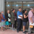 Como cada año, tras el feriado decenas de guayaquileños se acercan a pagar los impuestos prediales en el Municipio.
