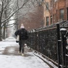 La primera gran tormenta de nieve que azota la región del Atlántico Medio este año trae nieve y temperaturas bajo cero, por lo que el Servicio Meteorológico Nacional emitió una alerta de tormenta invernal.