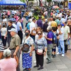 Las personas realizaron filas en los exteriores del Municipio de Guayaquil.