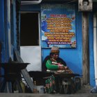 Una curandera aimara en su caseta de atención en El Alto, en Bolivia