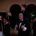 Elon Musk, director ejecutivo de Tesla, llega en la víspera de Año Nuevo al club Mar-A-Lago el 31 de diciembre de 2024 en Palm Beach, Florida.