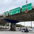 Apagados. La gente se arriesga a pasar las avenidas en medio de autos; no hay presencia de la ATM.