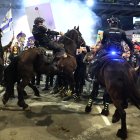 La policía montada israelí dispersa a la multitud durante una manifestación, frente a la sede del Ministerio de Defensa en Tel Aviv el 4 de enero de 2025.