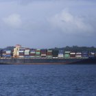 Una embarcación atraviesa el Canal de Panamá.