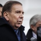 El líder de la oposición venezolana Edmundo Gonzalez Urrutia habla con miembros de los medios de comunicación.