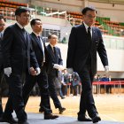 El ministro presidente interino, Choi Sang-mok, visita un altar conmemorativo para las víctimas del accidente aéreo de Jeju Air, en Muan, el 30 de diciembre de 2024.