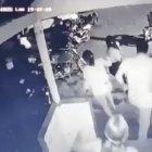 Instante en el que la clientela salió del bar tras escuchar los disparos.