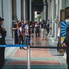 Cientos de ciudadanos se han acercado a la Plaza de la Administración para llevar a cabo este proceso.