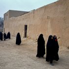 Mujeres afganas caminan por una carretera temprano en la mañana en las afueras de Mazar-i-Sharif el 30 de diciembre de 2024.