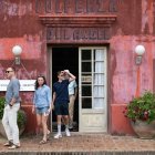 Paseo. Turistas dejan la tienda ‘La Casa de las Hermanas’ en los preparativos del CAMPO Artfest en Garzón.