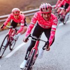 Richard Carapaz luce el nuevo uniforme del EF Education-EasyPost.