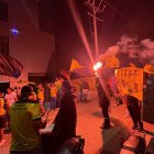 Antes, durante y después del arribo de los jugadores los hinchas hicieron sonar sus instrumentos y flamearon banderas del equipo para darles un buen recibimiento.