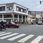 Hay semáforos dañados en la intersección de las calles Los Ríos y Argentina, en el suroeste de Guayaquil.