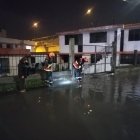 En el sector de Calderón, el cuerpo de Bomberos acudió para brindar atención por la acumulación de agua tras las intensas lluvias