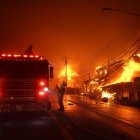 Los bomberos trabajan mientras el incendio forestal de "Palisades" quema varias estructuras a lo largo de la Pacific Coast Highway en Malibú, California.
