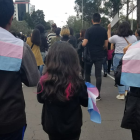 En 2019, la familia de Amada, niña trans, en una marcha, con la bandera con los colores celeste, que caracterizan a niños; rosado, a las niñas; y blanco, a quienes transicionan de un género a otro.