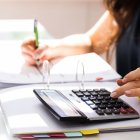 Referencial. Los ecuatorianos deben cumplir con el pago de varios impuestos, según sus ingresos.