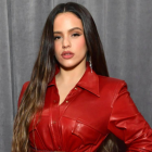 Rosalía es una cantante española conocida por fusionar el flamenco con géneros contemporáneos como pop y reguetón.