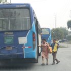 Varios ciudadanos se han visto obligados a tomar más de un bus para llegar a su destino.