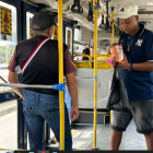 Comerciantes informales ofrecen sus productos en los buses articulados