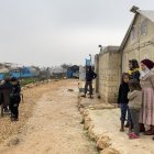 Kfar Jales (Siria). Varios desplazados aparecen en un campamento de esta ciudad, en el noroeste del país.