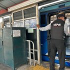 Un letrero que advierte robo de celulares en una para de metrovía