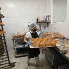 Panadería. Una foto referencial de la elaboración de panes, en Bolivia quieren subirle el precio al alimento.