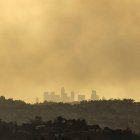 Los edificios del centro de Los Ángeles están envueltos por el humo de múltiples incendios forestales.