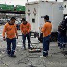 Personal técnico de la ATM interviene un sistema semafórico en la vía a Daule, en el norte de Guayaquil.