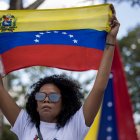 Una mujer sostiene una bandera de Venezuela. El 10 de enero está previsto la posesión presidencial.