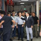 Alrededor de las 09:15, el presidente Daniel Noboa recorrió las instalaciones del medio de comunicación, el cual sufrió un atentado terrorista el año pasado.