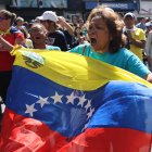 Simpatizantes del líder opositor venezolano Edmundo González Urrutia animan en una concentración este 9 de enero, en Caracas.