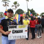 Con gorras, banderas y carteles los ciudadanos venezolanos piden libertad y respeto a la democracia venezolana.