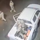Captura de video de cámara de seguridad que registró la detención de menores.