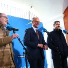 Figura. El líder de la CDU, Friedrich Merz (centro), propone estas medidas con el fin de mejorar el PIB de la nación y elevar su economía actual.