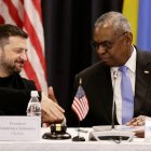 El secretario de Defensa Lloyd Austin de EE.UU. (derecha), junto al presidente de Ucrania, Volodimir Zelenski (izquierda).