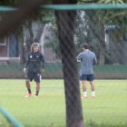 El técnico Leonel Álvarez (i) tomó distancia del plantel mientras realizaba la práctica física en el Polideportivo de Los Samanes