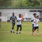 Jugadores de Emelec cumplen una sesión de entrenamiento en el Polideportivo Los Samanes.