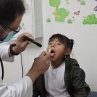 El pediatra Eduardo Araque atiende a la niña Dafne Ramos, en la Unidad Metropolitana de Salud Norte, en Quito.